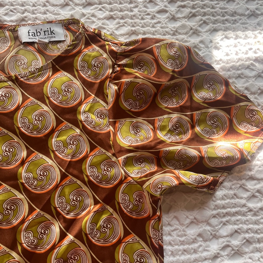 Fab'rik Retro Swirl Top in Brown and Green